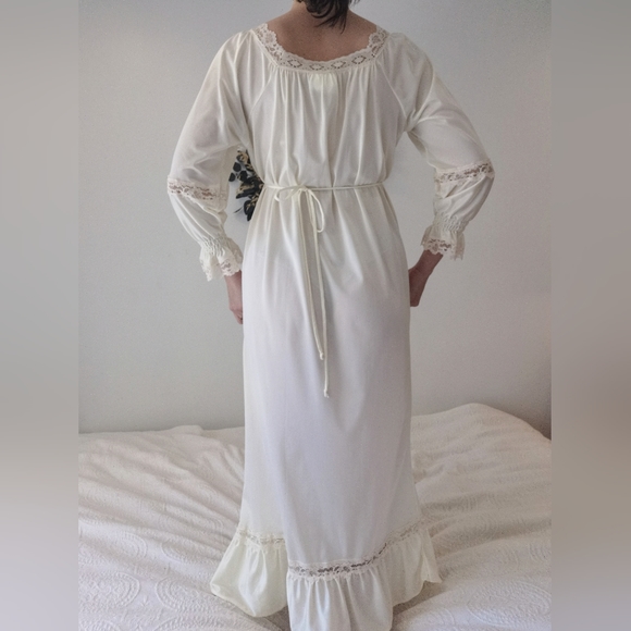 Medium Vintage embroidered boho nightgown, romantic full length lingerie - Picture 5 of 6